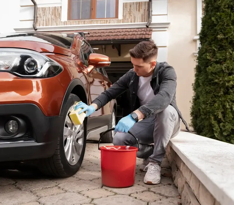 Lavage auto à domicile Bias : professionnel intervenant sur un véhicule